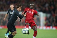 Masaya Okugawa (RBS) und Sadio Mane (Liverpool) (c) GEPA Mandl