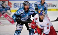 Rayan Duncan (EC RBS) und Rayan Michael Potulny (Black Wings) (c) GEPA pictures Amir Beganovic.jpg