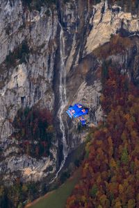 Wingsuit Foil Bild 3 (c) Joerg Mitter Red Bull Content Pool..jpg