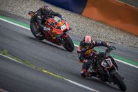 MotoGP AUT Marcel Hirscher Johann Zarco Action © Philip Platzer Red Bull Content Pool Kopie.jpg