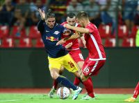 Jonatan Soriano (RBS) und Ylber Ramadani (Tirana) (c) GEPA pictures Roittner .jpg
