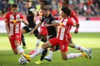 Maximilian Wöber mit Otari Kiteishvili (Sturm) und Andre Ramalho (c) GEPA pictures Mandl