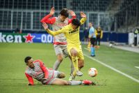 Noah Okafor (RBS), Gerard Moreno (Villarreal) und Albert Vallci (RBS) (c) GEPA pictures Walter .jpg