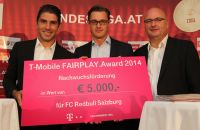 Jonatan Soriano mit Thomas Kicker (T-Mobile) und Hans Rinner (Bundesliga) (c) GEPA pictures.jpg