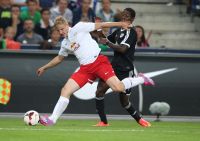 Martin Hinteregger (RBS) und Leroy George (Qarabag) (c) GEPA Roittner.jpg