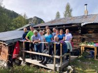 Gruppe vor der Almhütte (c) Rotes Kreuz Salzburg.jpg