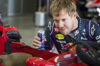 Vettel mit Blick auf Ferrari (c) Platzer Red Bull Content Pool.jpg